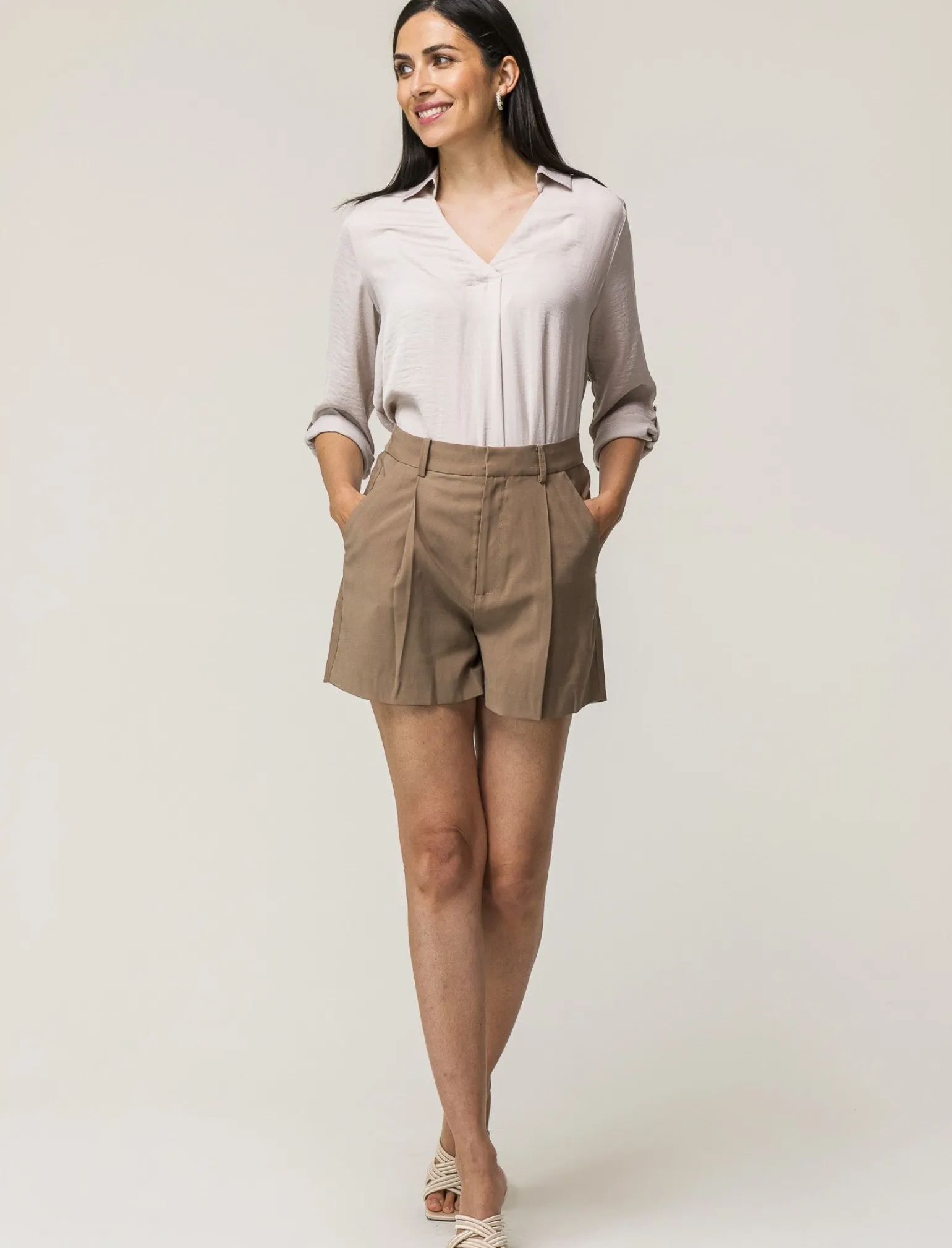 Donna Piazza Italia Shorts<Short formale in tessuto fliodo lunghezza media con chiusara con gancio e bottone - castoro